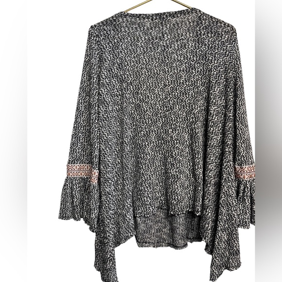 Alter’d state size medium top with draw string collar, butterfly sleeves - Picture 6 of 6